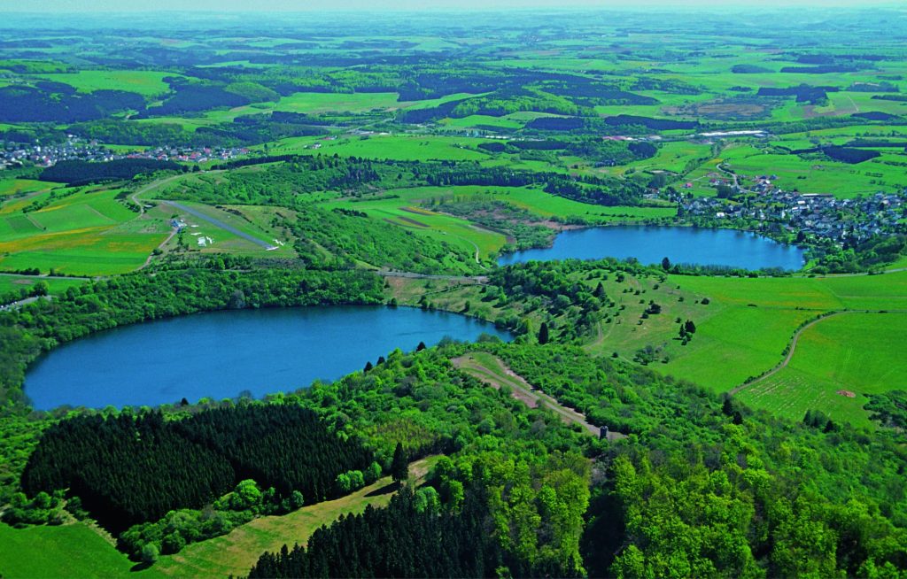 Maare in der Eifel. Vulkanische Gegenden wie diese begünstigen die Entstehung natürlicher Kohlensäure.