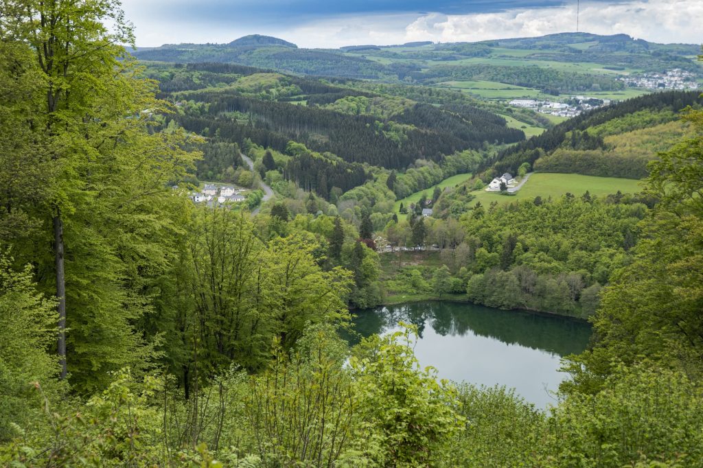 Das Gemünder Maar ist eines der drei Dauner Maare und hat ein Naturfreibad. 