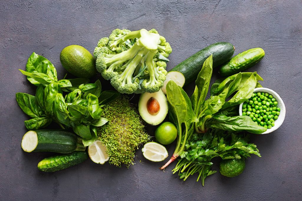 Eine Auswahl verschiedener grüner Gemüsesorten, die viele Mineralien für den Körper bieten. 