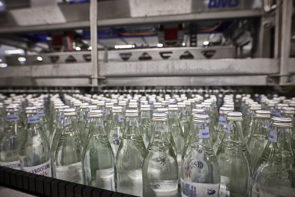 Mineralwasserflaschen in einer Abfüllanlage von Gerolsteiner. Hier wird natürliche Quellkohlensäure verwendet.