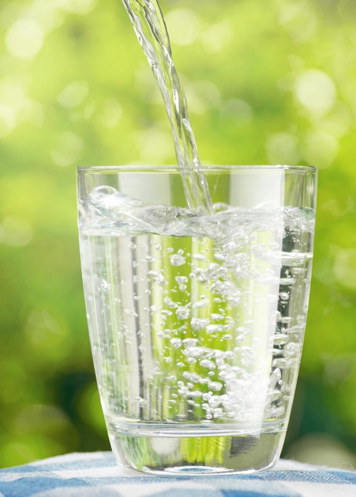 Mineralwasser im Glas – dank enthaltenem Hydrogencarbonat gesund?