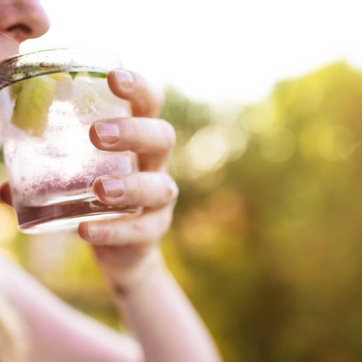 Frau trinkt Glas Wasser