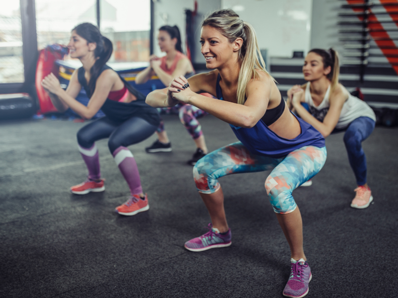 Eine Gruppe von Frauen bei einem Workout im Fitnessstudio.