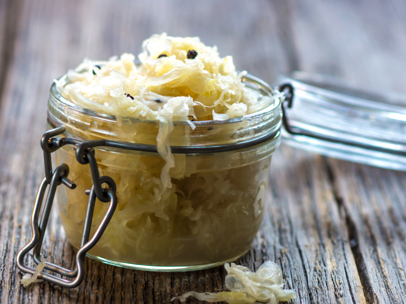 Sauerkraut in einem Glas mit Bügelverschluss.