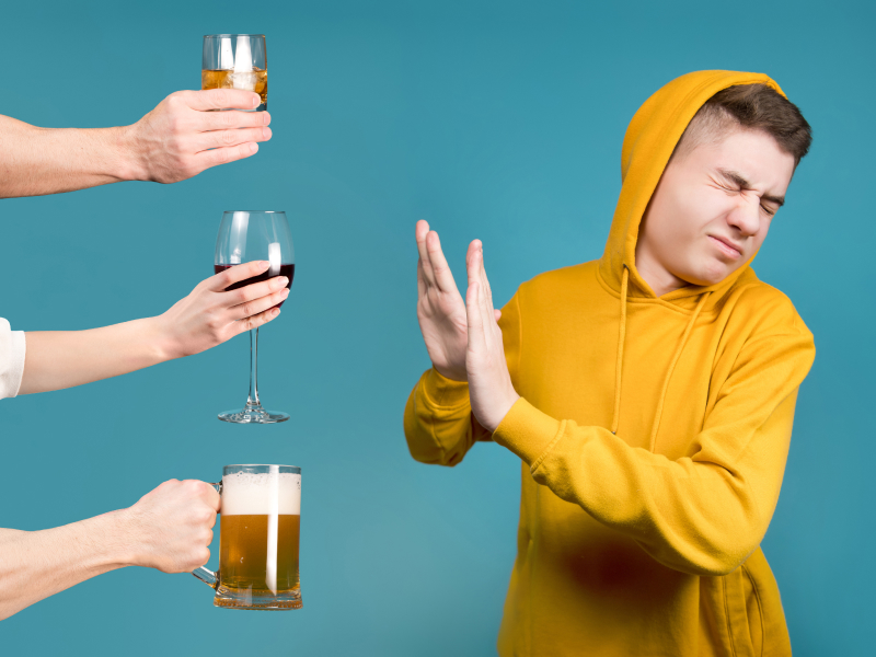 Ein Teenager lehnt verschiedene alkoholische Getränke ab, die ihm gereicht werden.