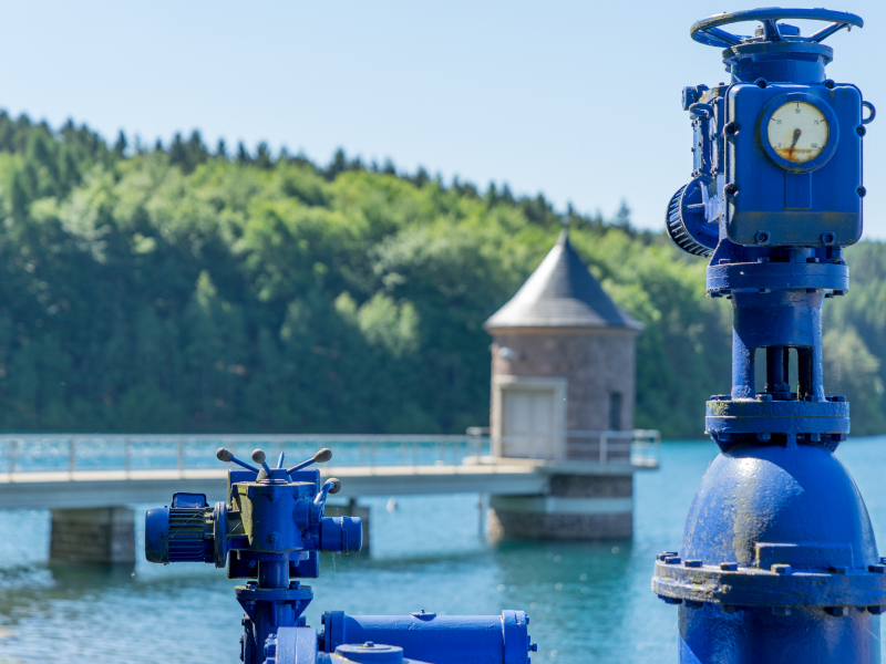 Leitungswasser wird aus verschiedenen Quellen wie Grundwasser und Flüssen gewonnen. Hier eine Talsperre, aus der ebenfalls Trinkwasser gewonnen wird. 