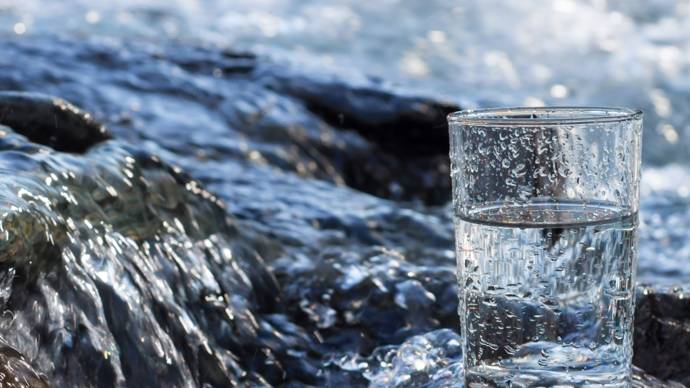 Mineralwasser aus den Quellen. Naturbelasten und rein. 