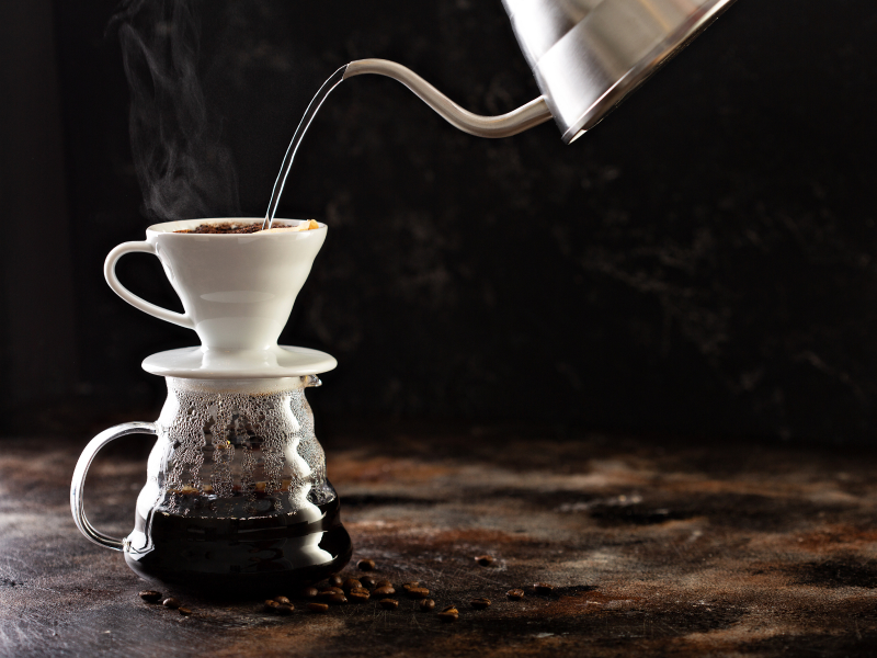 Heißes Wasser wird in einen Handfilter gegossen, um Kaffee aufzubrühen.