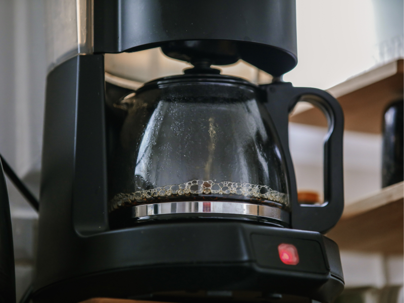 Kaffee wird in einer Filtermaschine gekocht.