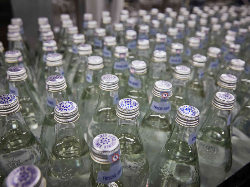 Gerolsteiner Glasflaschen auf dem Produktions-Fließband nach der Abfüllung.