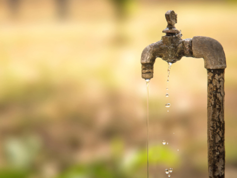 Tropfendes Wasser aus einem alten rostigen Wasserhahn.