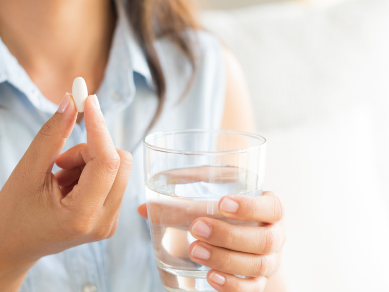 Frau nimmt Nahrungsergänzungsmittel ein