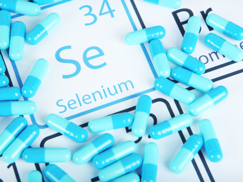  Selen in Kapseln auf einem Periodensystem