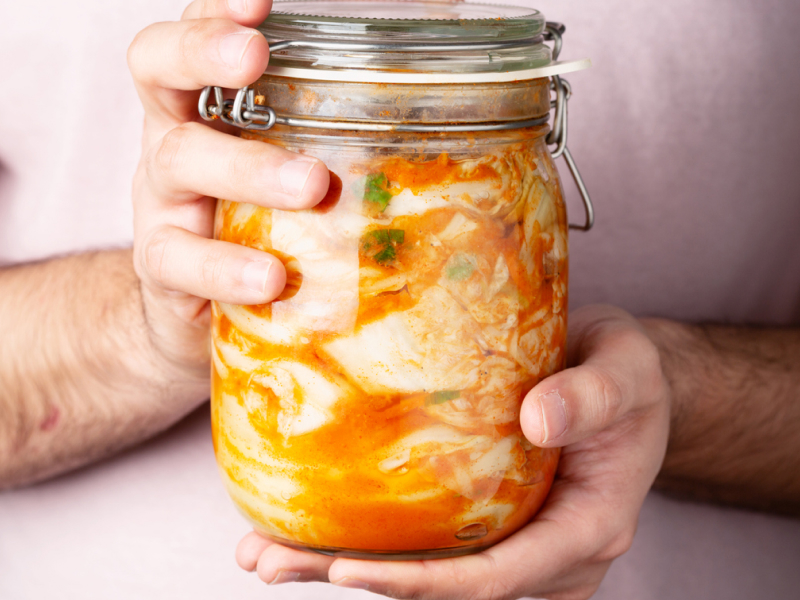 Fermentiertes Kimchi in einem Glas