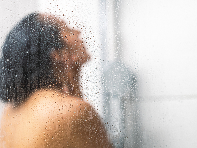 Frau duscht nach dem Sex