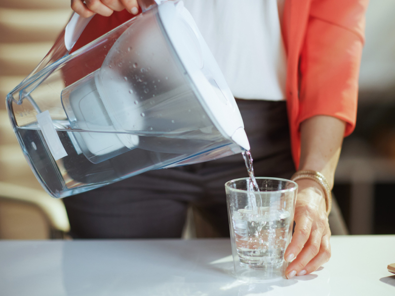 Frau filtert Wasser