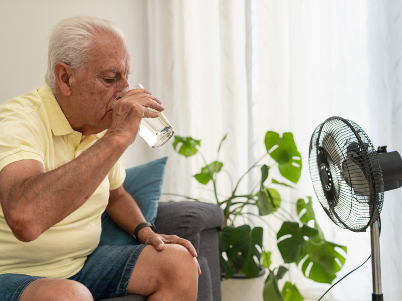 Ältere Mensch trinkt Wasser und kühlt sich ab