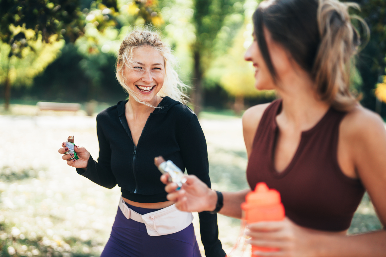 Zwei Frauen stärken ihr Immunsystem durch Bewegung
