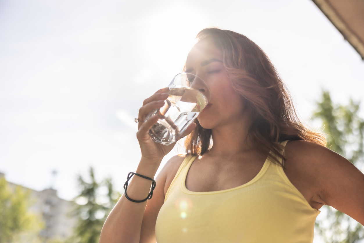 Frau trinkt Wasser